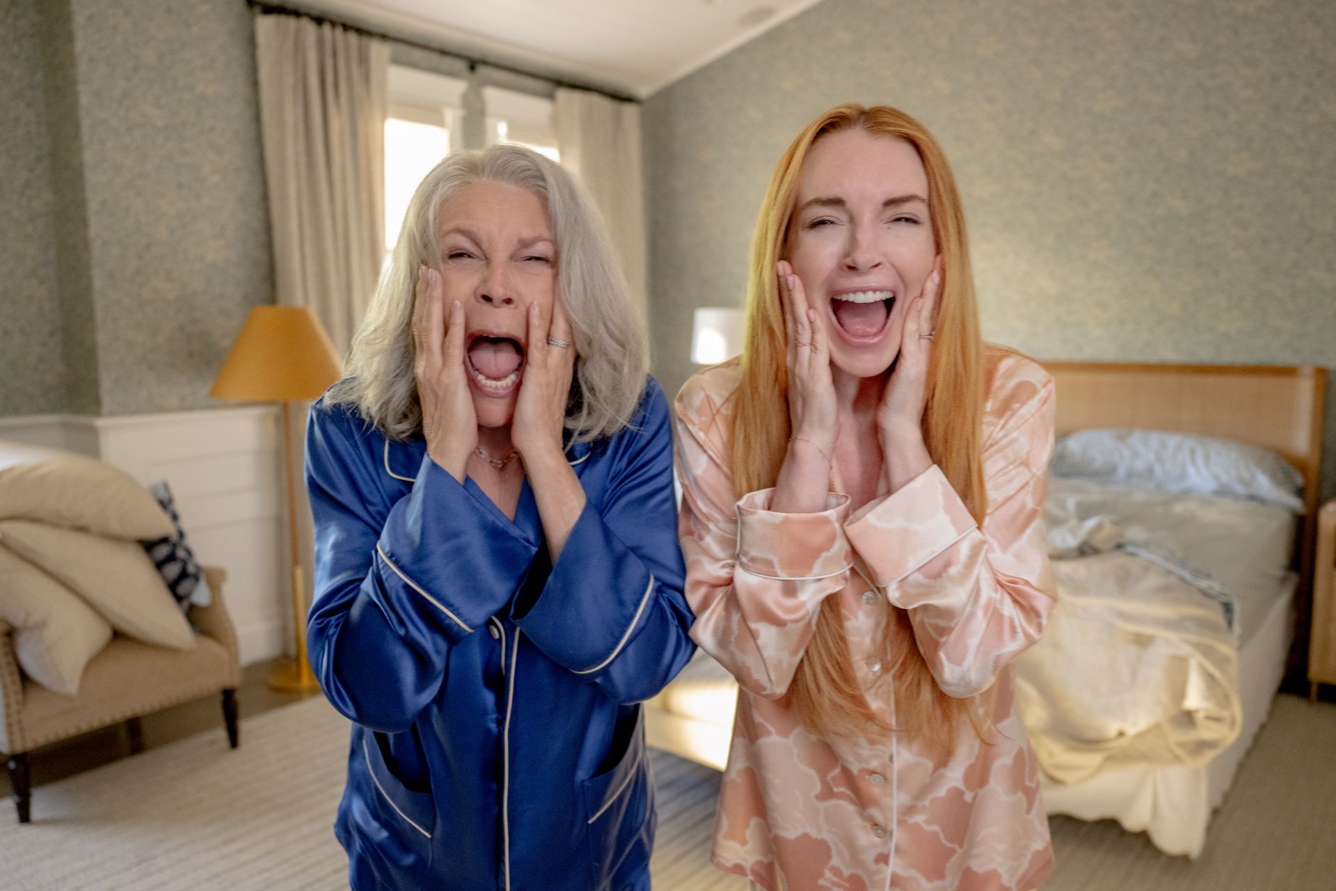 (L-R) Jamie Lee Curtis ako Tess Coleman a Lindsay Lohan ako Anna Coleman v hranom filme spoločnosti Disney FREAKIER FRIDAY. Foto: Glen Wilson © 2024 Disney Enterprises, Inc. Všetky práva vyhradené.