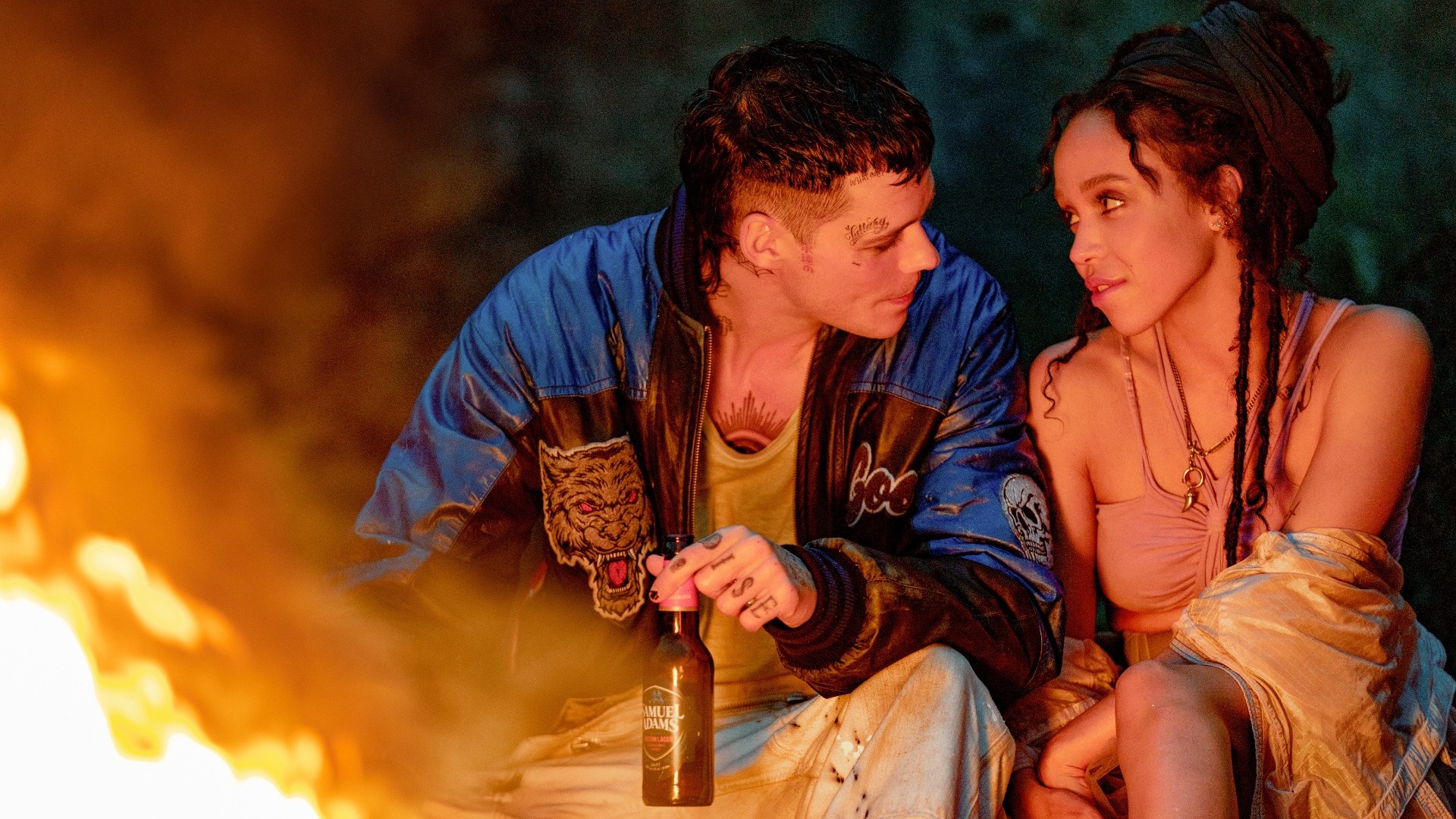 Bill Skarsgård a FKA twigs - THE CROW. Foto Credit: Larry Horricks / Courtesy of Lionsgate