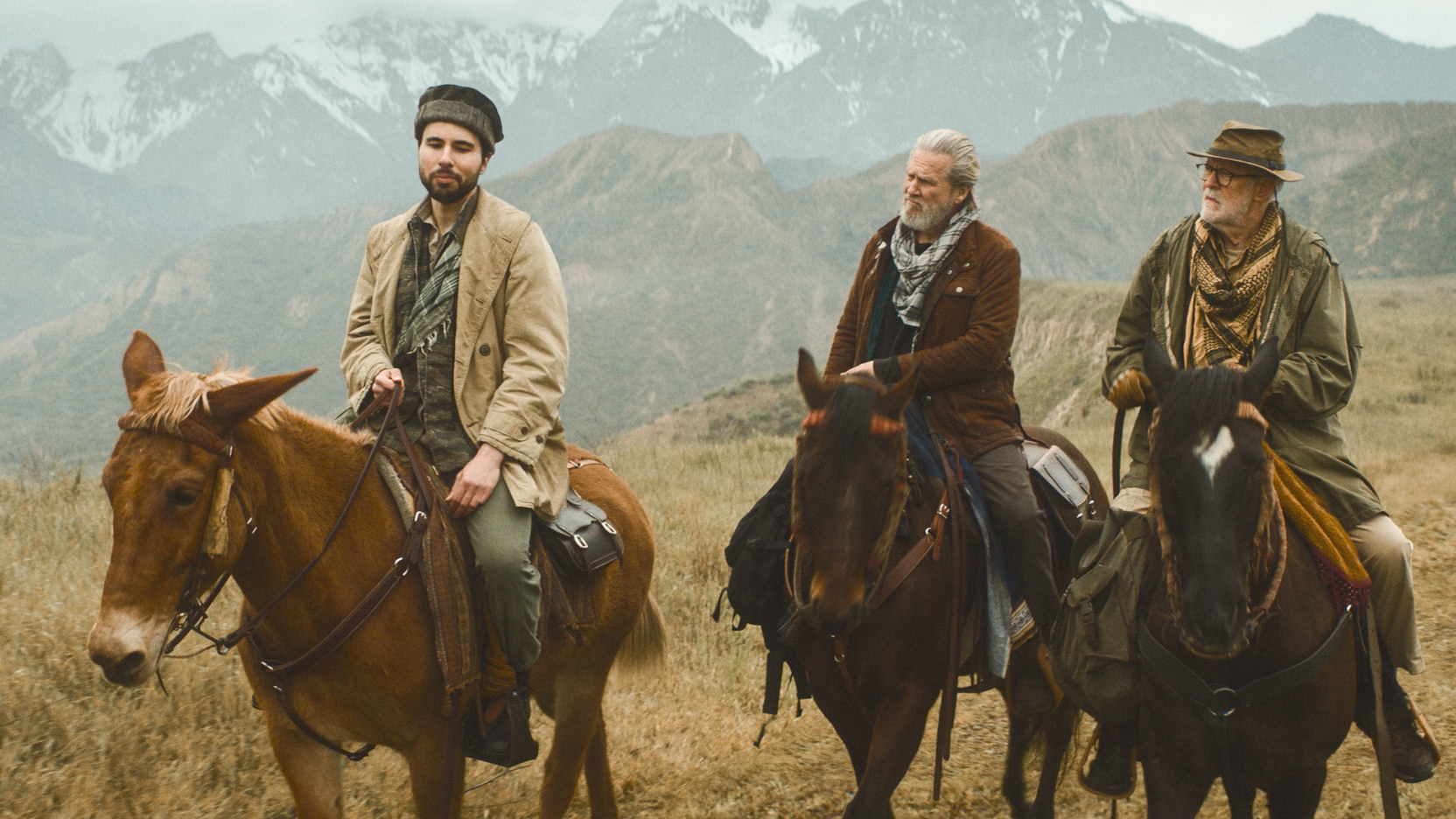 THE OLD MAN - (l-p) Artur Zai Barrera ako Omar, Jeff Bridges ako Dan Chase, John Lithgow ako Harold Harper. S dovolením Bryan Cohen/Copyright 2024, FX. All Right Reserved.