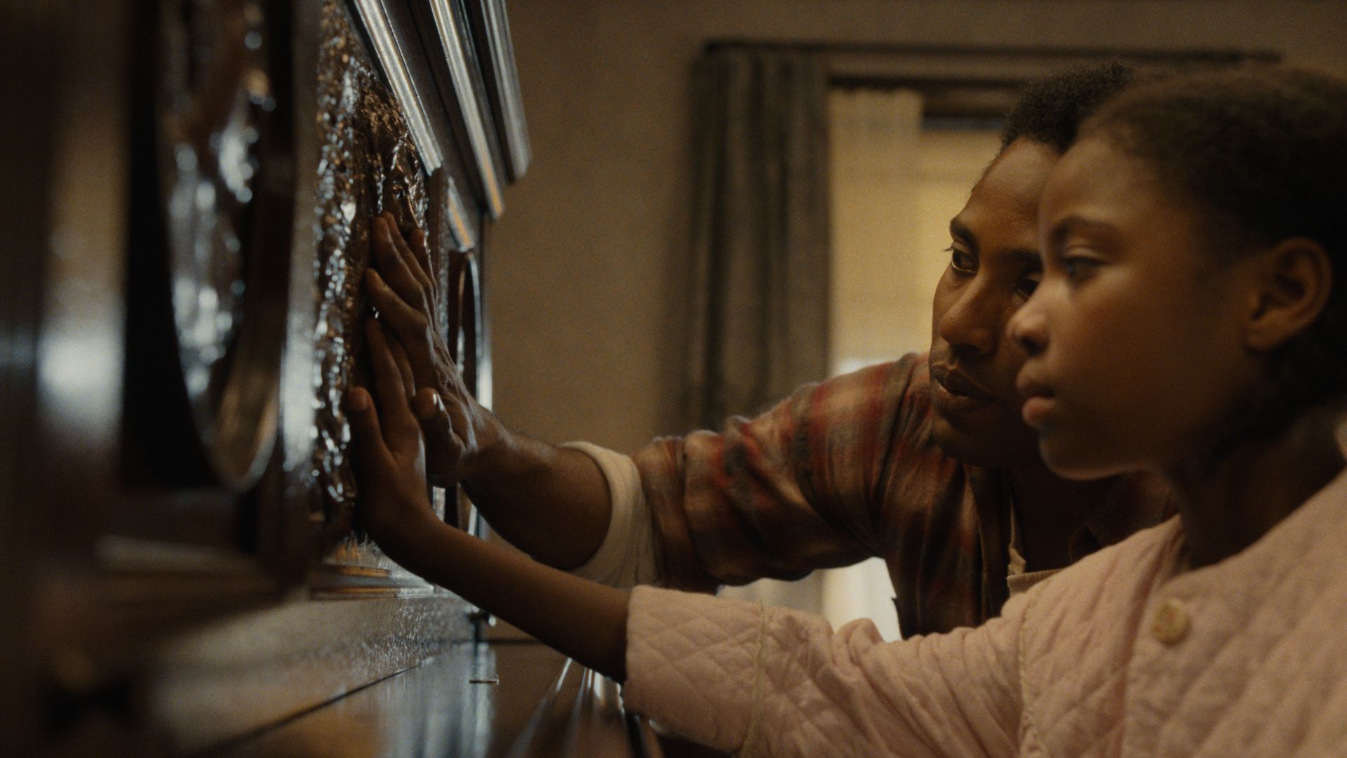 The Piano Lesson. (Zľava doprava) John David Washington ako Boy Willie a Skylar Smith ako Maretha v hre The Piano Lesson. / So súhlasom spoločnosti © 2024 Netflix, Inc.