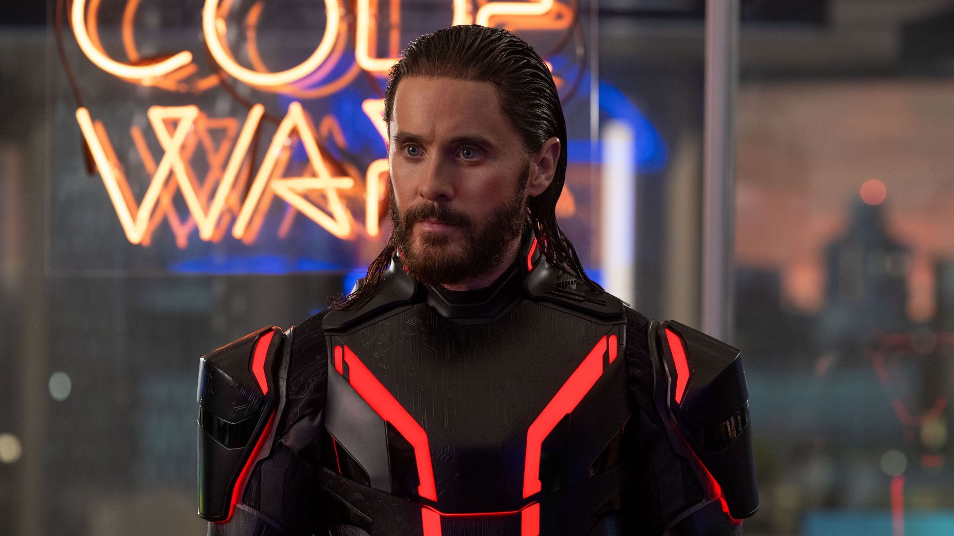 Jared Leto ako Ares vo filme TRON: ARES od Disney. Foto: Leah Gallo. © 2025 Disney Enterprises, Inc. Všetky práva vyhradené.