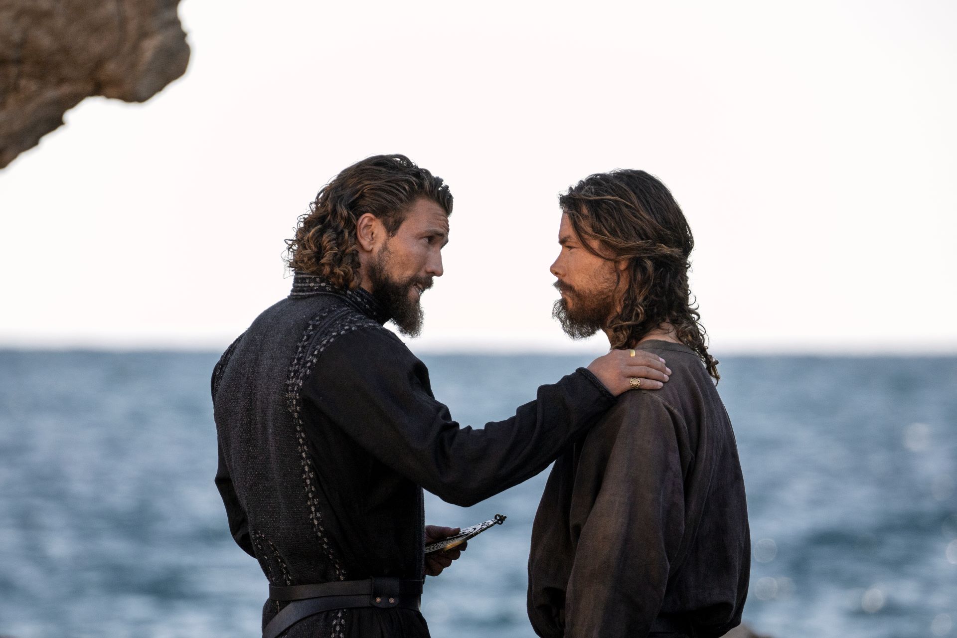 Vikingovia Valhalla (zľava doprava) Leo Suter ako Harald Sigurdsson, Sam Corlett ako Leif Eriksson v 303. epizóde seriálu Vikingovia Valhalla. / Foto Credit Bernard Walsh/Netflix © 2024