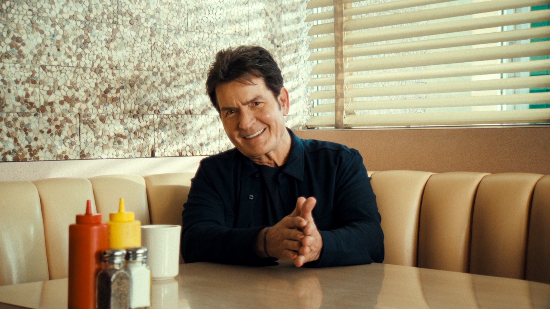 aka Charlie Sheen / Zdroj foto: Netflix; © 2024 Netflix, Inc.