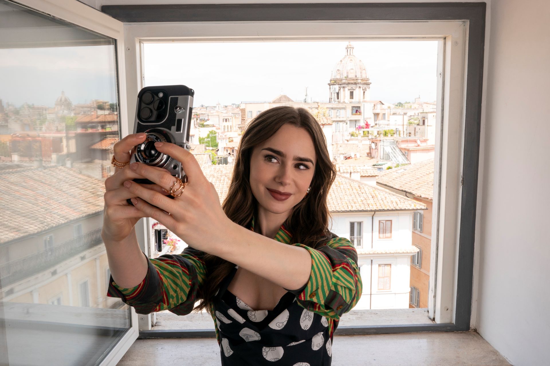 Emily to má namierené do Ríma, kde bude musieť odolávať talianskemu šarmu