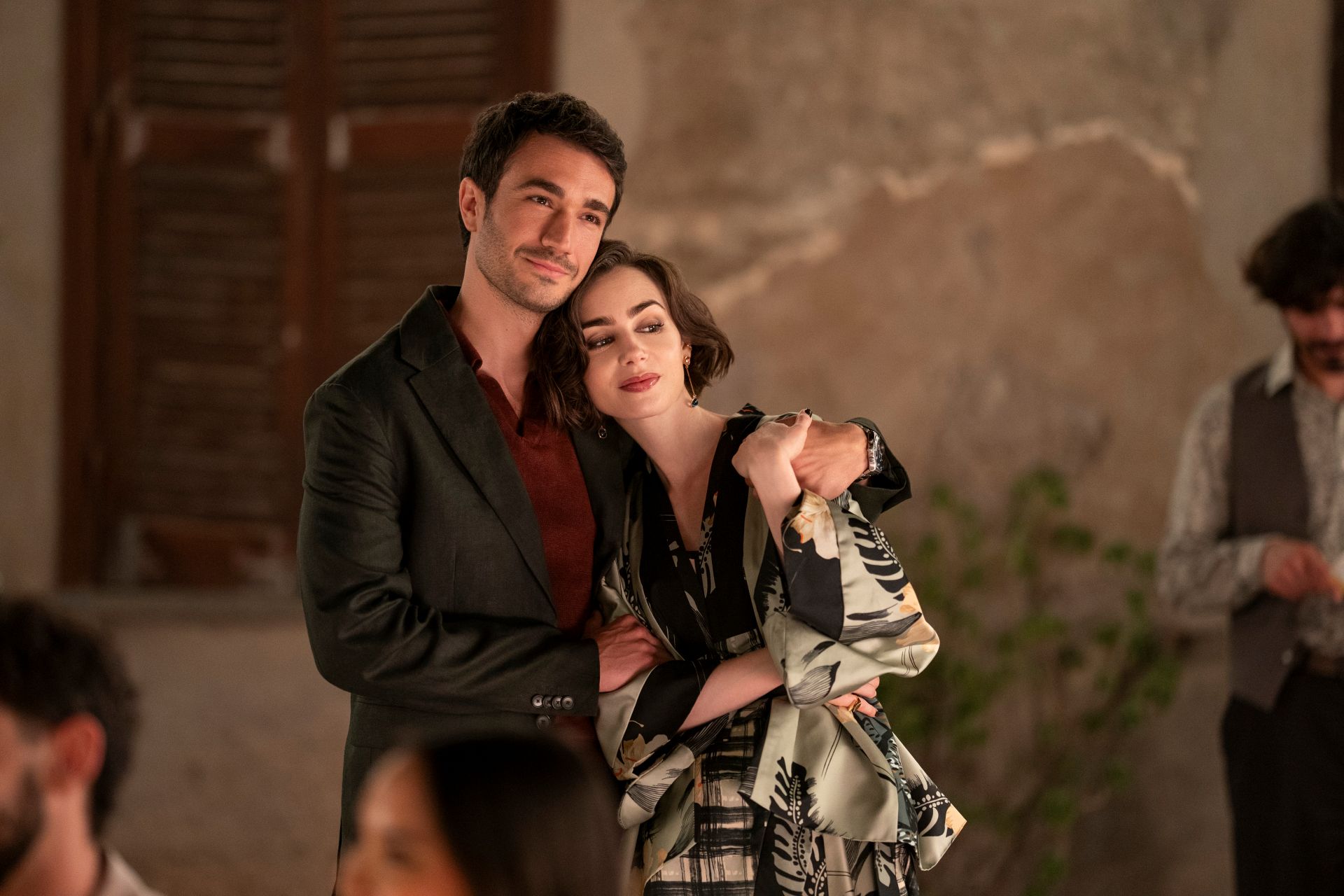 (Zľava doprava) Eugenio Franceschini ako Marcello, Lily Collins ako Emily v seriáli Emily v Paríži. Foto kredit: Caroline Dubois/S povolením Netflix © 2025