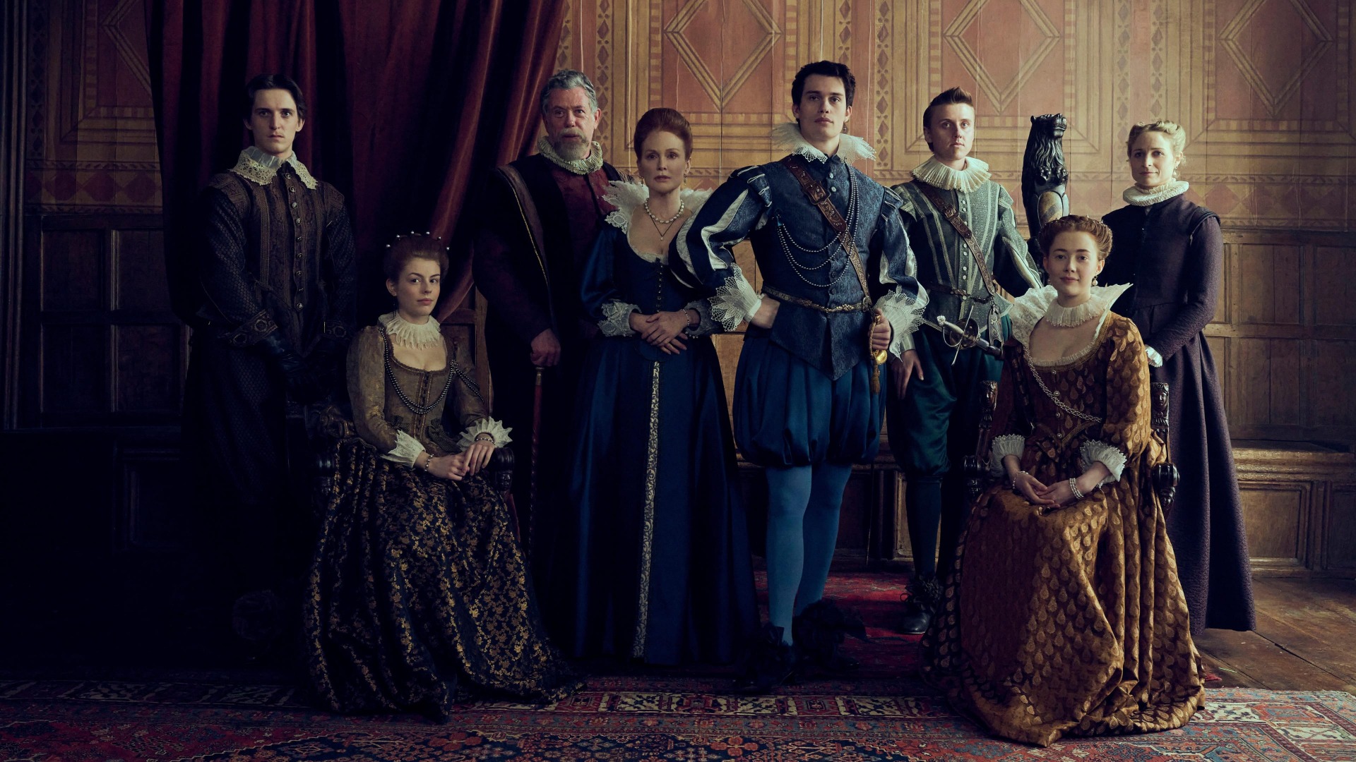 Zľava doprava: John Villiers (Tom Victor), Frances Coke (Amelia Gething), Sir Thomas Compton (Sean Gilder), Mary (Julianne Moore), George Villiers (Nicholas Galitzine), Kit Villiers (Jacob Mccarthy), Susan Villiers (Alice Grant), Sandie (Niamh Algar) / Sky / STARZ
