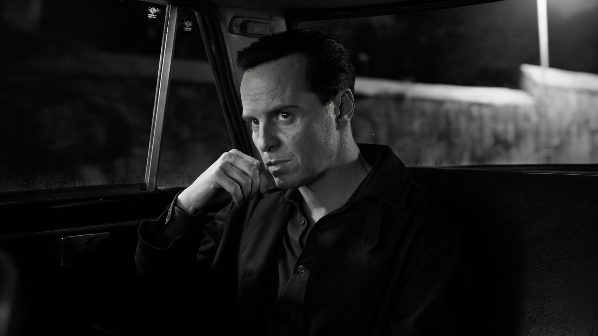 Tajomný Andrew Scott v hlavnej roli čiernobielej limitovane série 